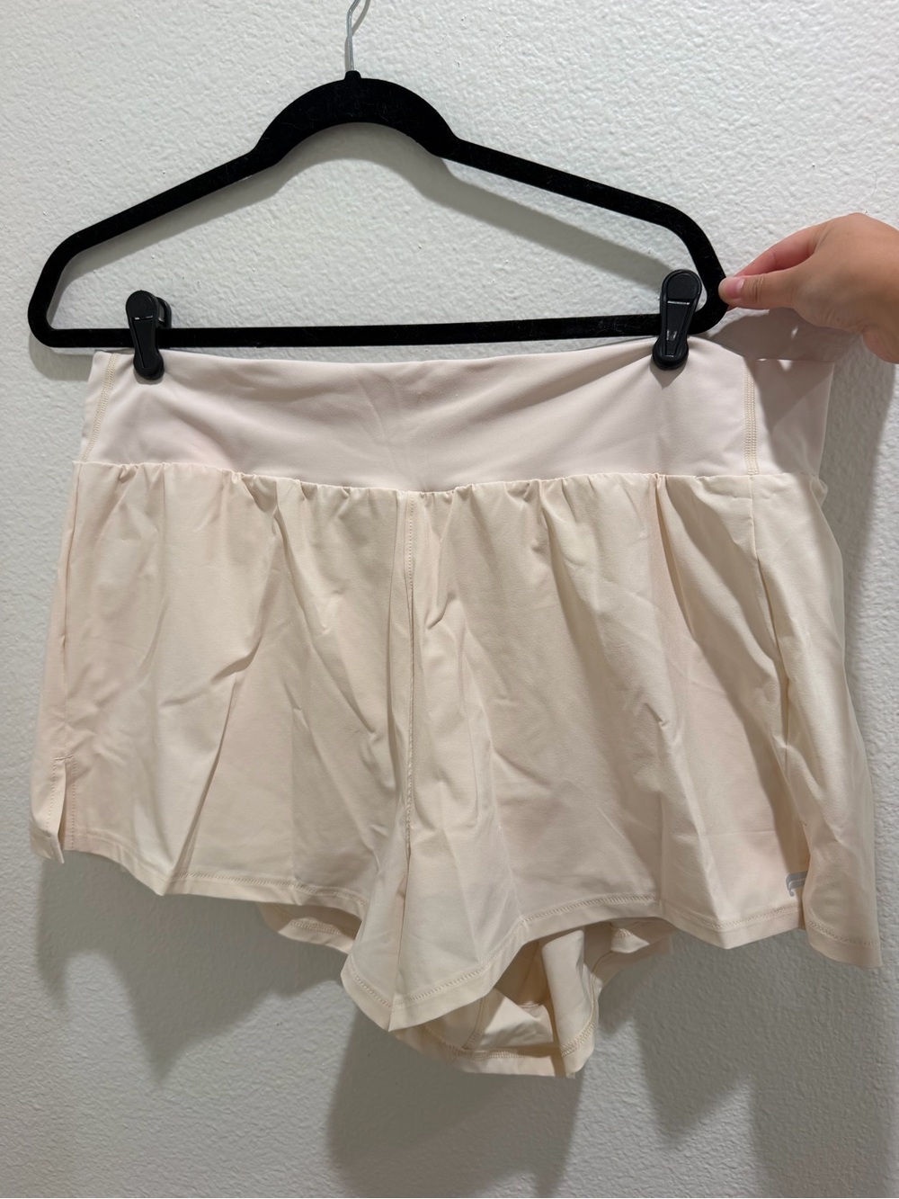 🆕 Fabletics: Women's Flow Sunchase Shorts 3” (XXL, Almond Milk)